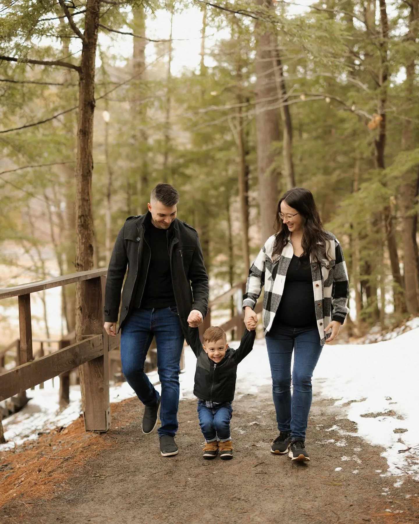 Pierre-Luc Lemieux en promenade en forêt avec sa conjointe et leur fils